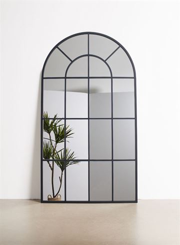 Spegel med svart ram av järn och rundad överdel stl. 180x100 cm